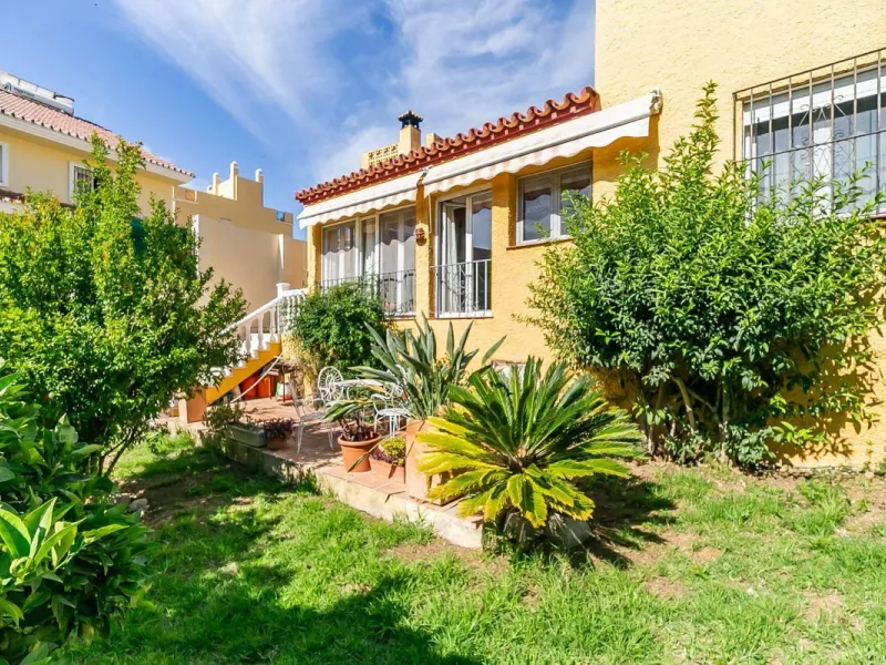 Detached villa with private pool in sought-after Torreblanca – generous plot and great potential.