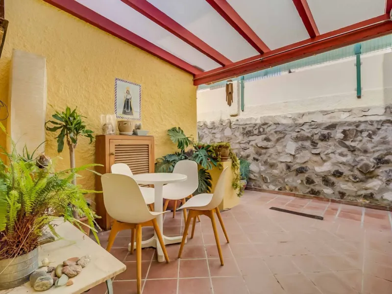 Detached villa with private pool in sought-after Torreblanca – generous plot and great potential.