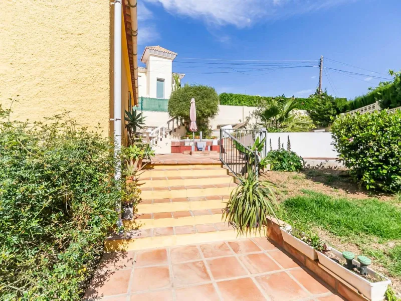 Detached villa with private pool in sought-after Torreblanca – generous plot and great potential.