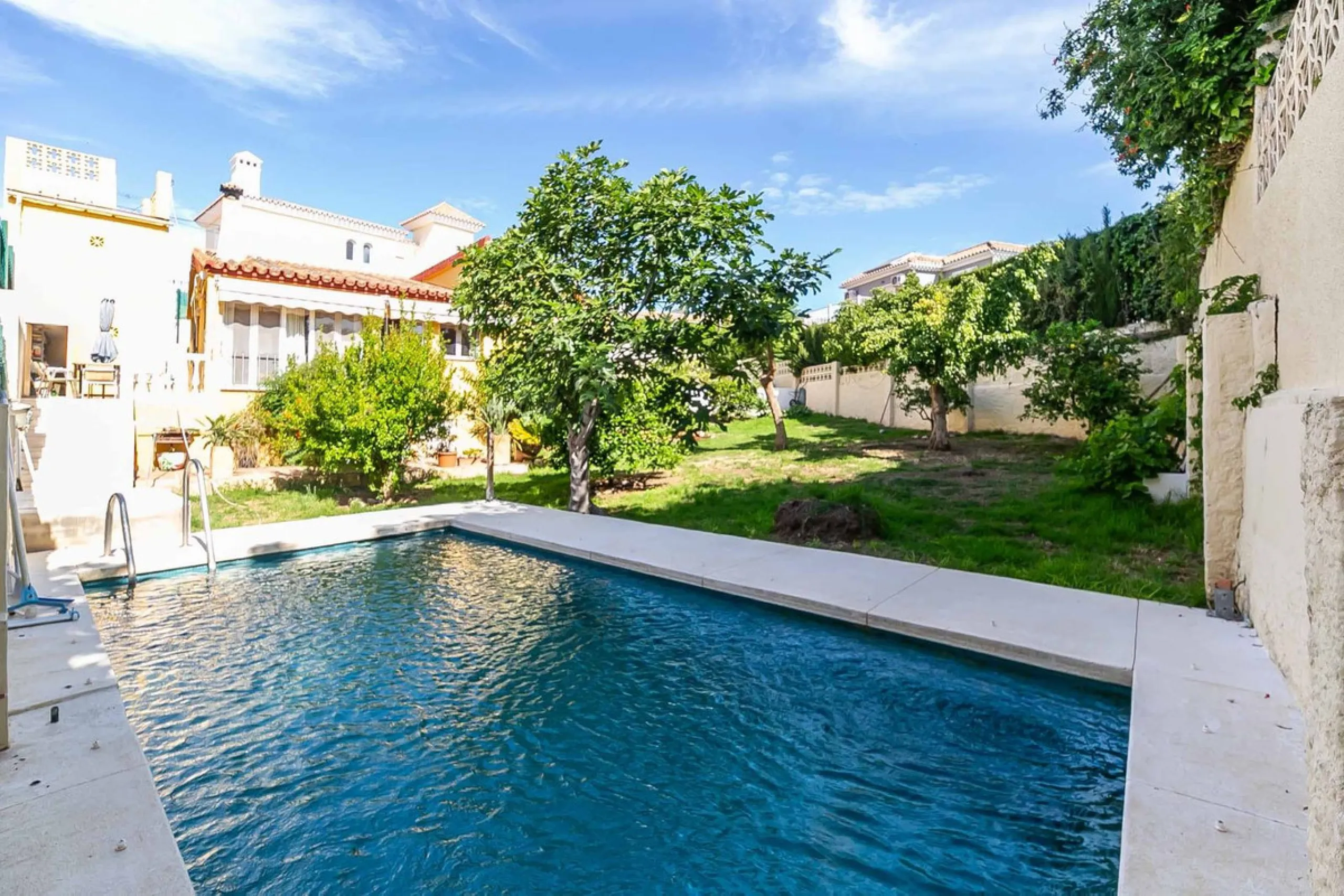 Detached villa with private pool in sought-after Torreblanca – generous plot and great potential.
