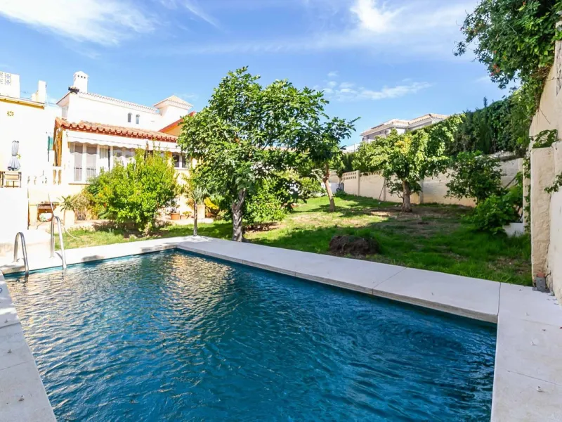 Detached villa with private pool in sought-after Torreblanca – generous plot and great potential.