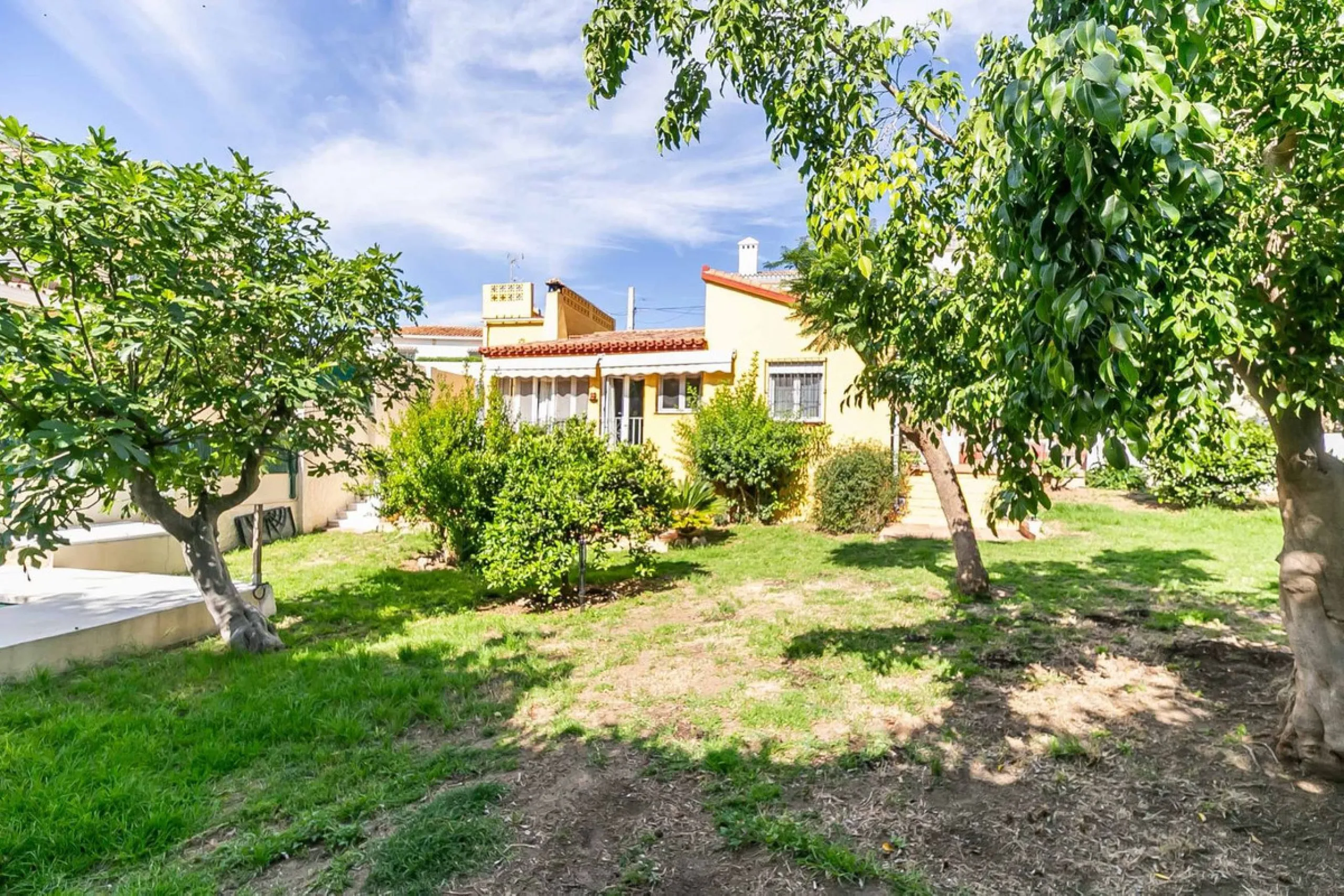 Detached villa with private pool in sought-after Torreblanca – generous plot and great potential.