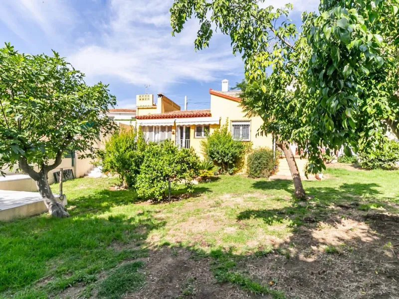 Detached villa with private pool in sought-after Torreblanca – generous plot and great potential.