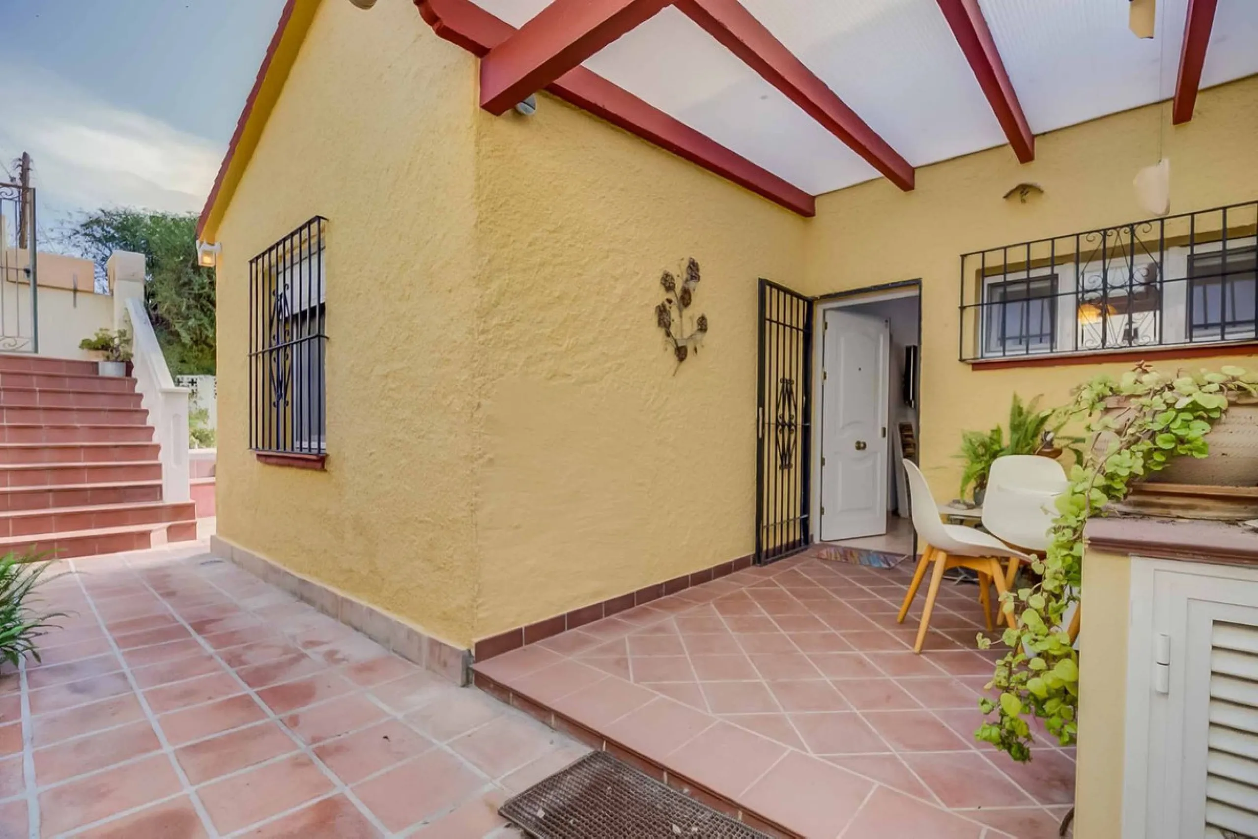 Detached villa with private pool in sought-after Torreblanca – generous plot and great potential.
