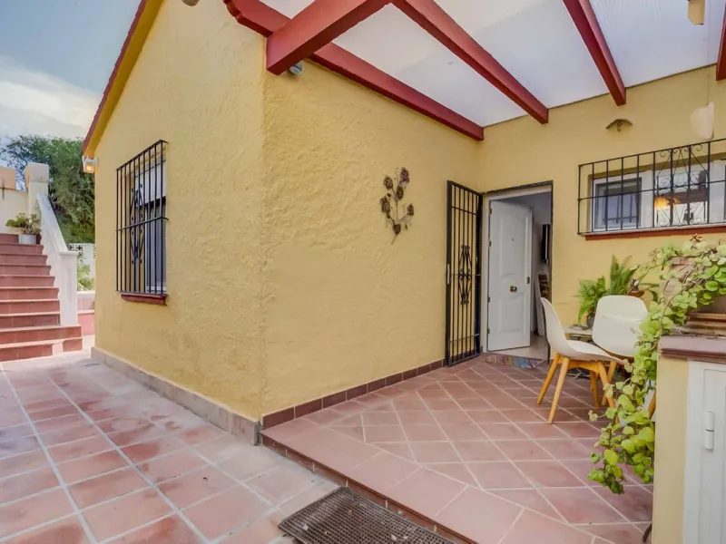Detached villa with private pool in sought-after Torreblanca – generous plot and great potential.
