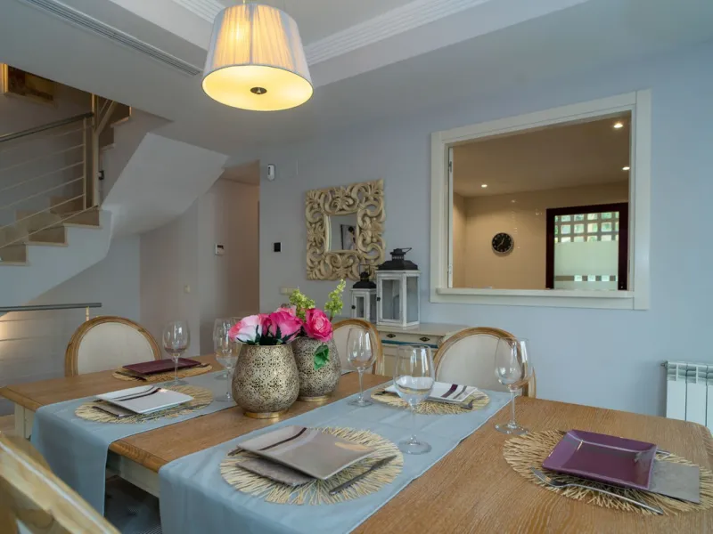 House - Semi-Detached House в продаже в Marbella, Málaga. В доме 4 спален и 4 ванных комнат. Площадь дома 300 м². Площадь участка 50 м²