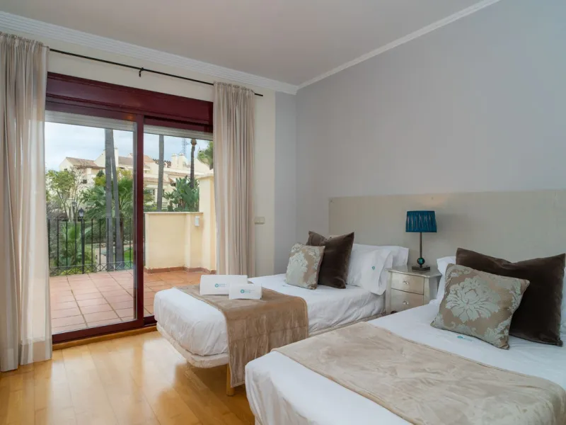 House - Semi-Detached House в продаже в Marbella, Málaga. В доме 4 спален и 4 ванных комнат. Площадь дома 300 м². Площадь участка 50 м²