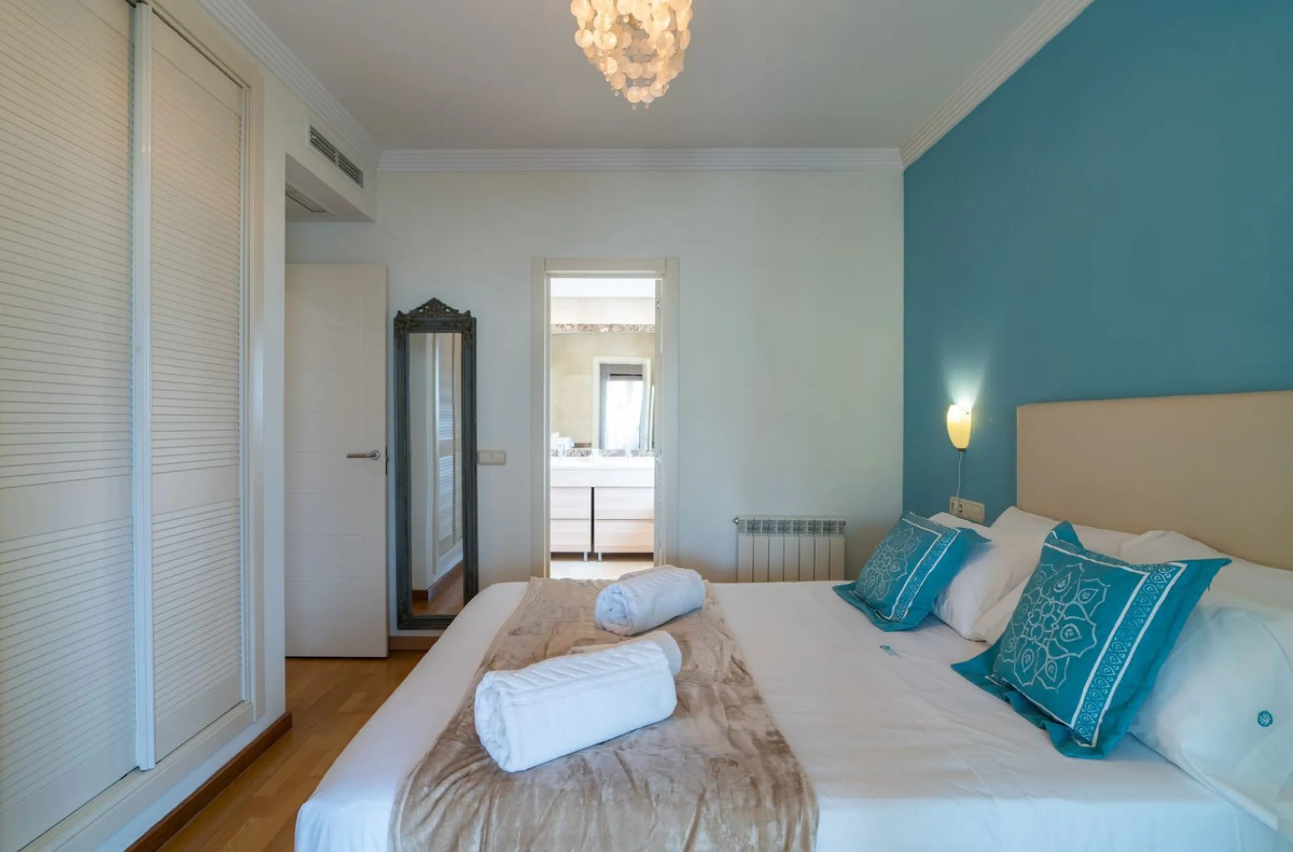House - Semi-Detached House в продаже в Marbella, Málaga. В доме 4 спален и 4 ванных комнат. Площадь дома 300 м². Площадь участка 50 м²