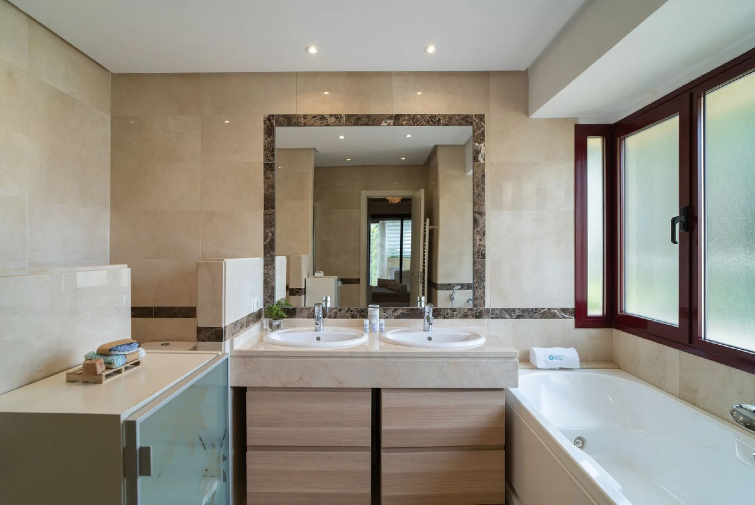House - Semi-Detached House в продаже в Marbella, Málaga. В доме 4 спален и 4 ванных комнат. Площадь дома 300 м². Площадь участка 50 м²