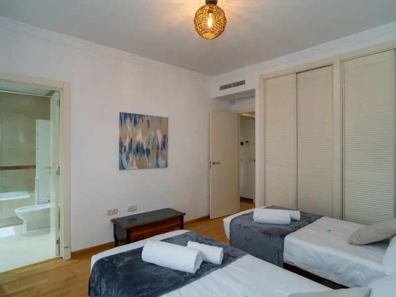 House - Semi-Detached House в продаже в Marbella, Málaga. В доме 4 спален и 4 ванных комнат. Площадь дома 300 м². Площадь участка 50 м²