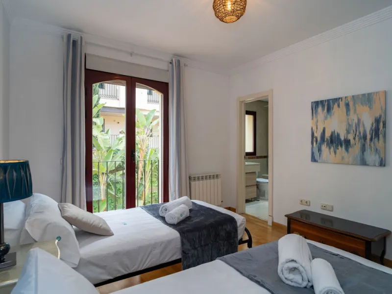 House - Semi-Detached House в продаже в Marbella, Málaga. В доме 4 спален и 4 ванных комнат. Площадь дома 300 м². Площадь участка 50 м²