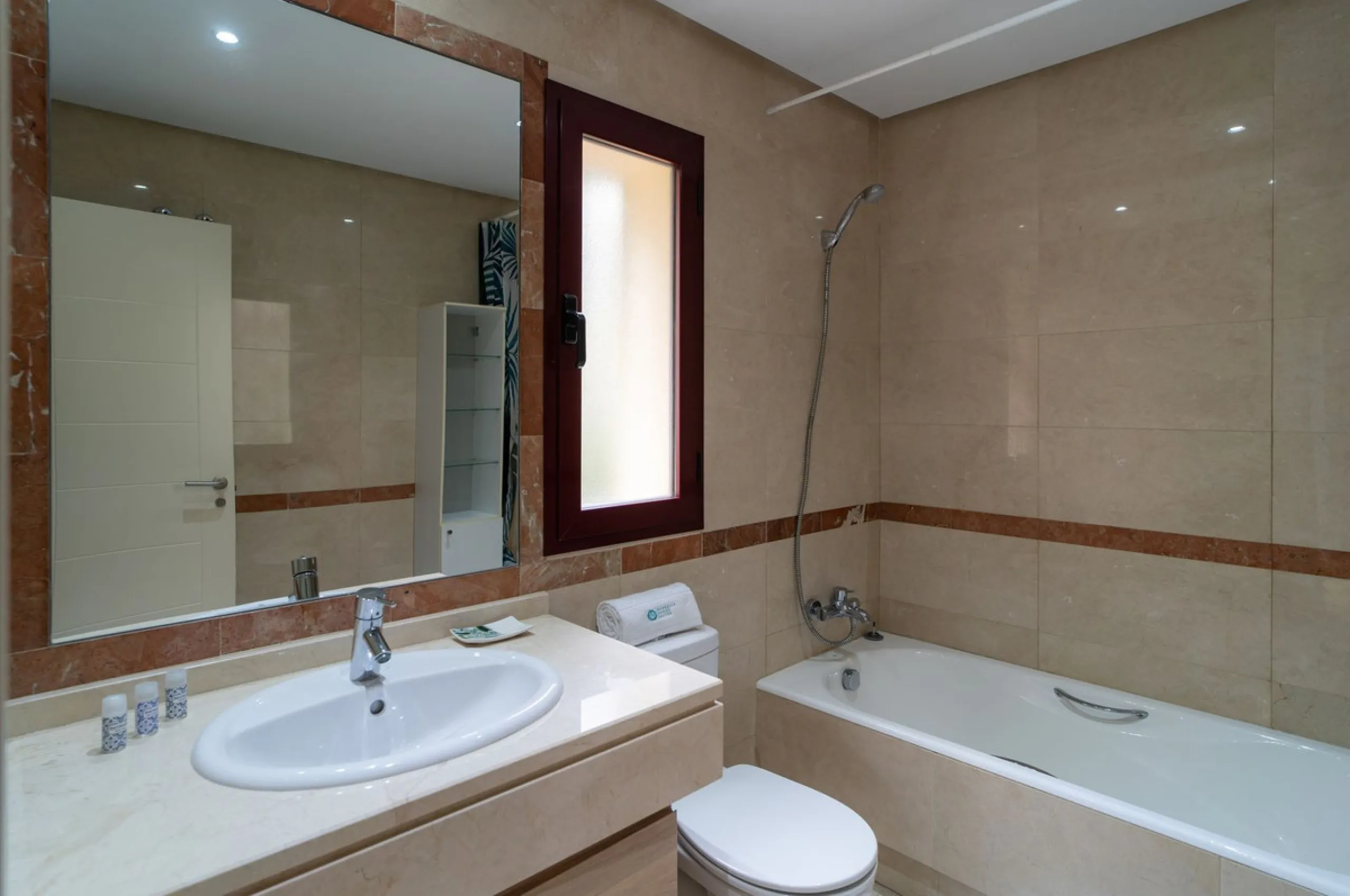 House - Semi-Detached House в продаже в Marbella, Málaga. В доме 4 спален и 4 ванных комнат. Площадь дома 300 м². Площадь участка 50 м²