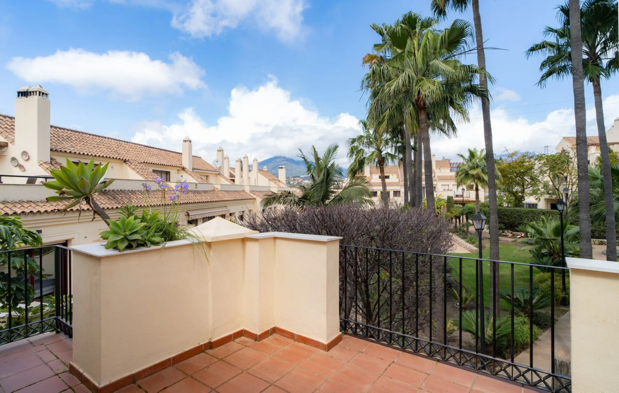 House - Semi-Detached House в продаже в Marbella, Málaga. В доме 4 спален и 4 ванных комнат. Площадь дома 300 м². Площадь участка 50 м²