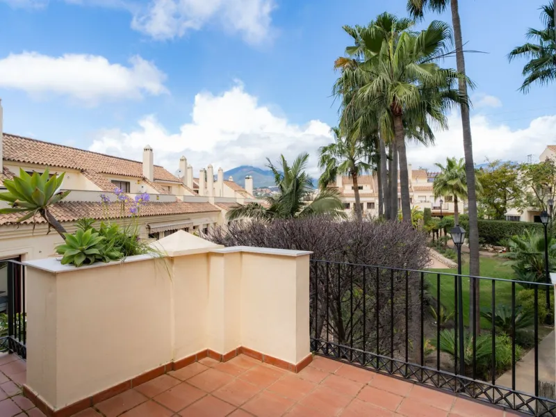House - Semi-Detached House в продаже в Marbella, Málaga. В доме 4 спален и 4 ванных комнат. Площадь дома 300 м². Площадь участка 50 м²