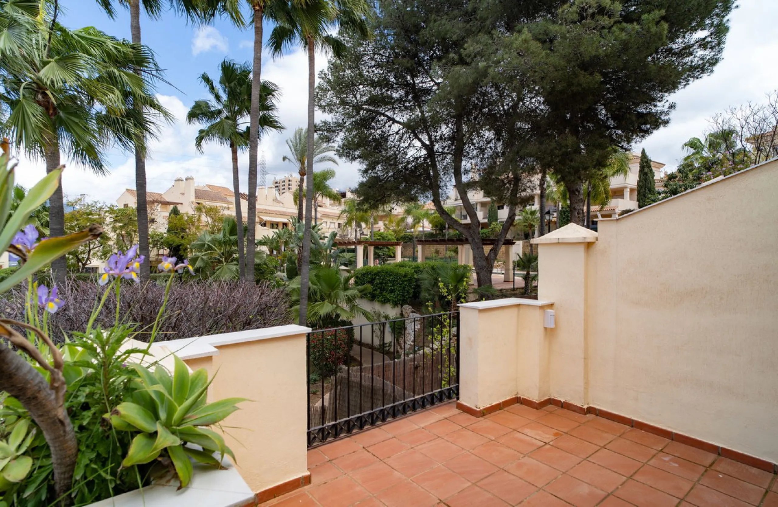 House - Semi-Detached House в продаже в Marbella, Málaga. В доме 4 спален и 4 ванных комнат. Площадь дома 300 м². Площадь участка 50 м²