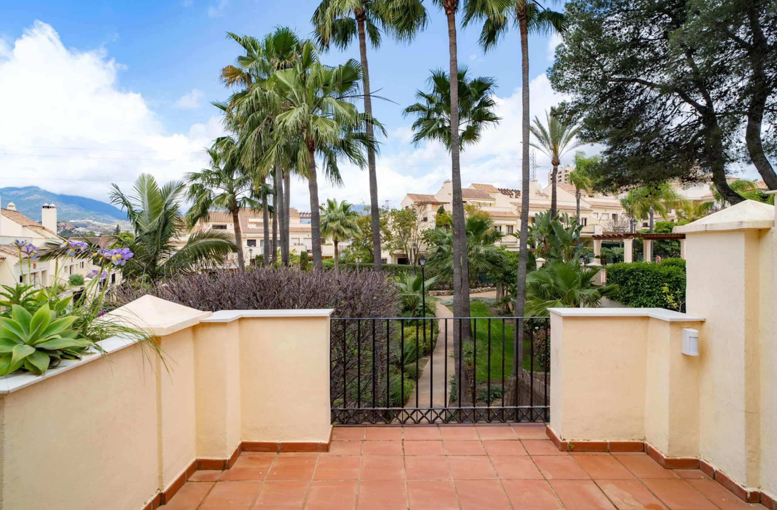 House - Semi-Detached House в продаже в Marbella, Málaga. В доме 4 спален и 4 ванных комнат. Площадь дома 300 м². Площадь участка 50 м²
