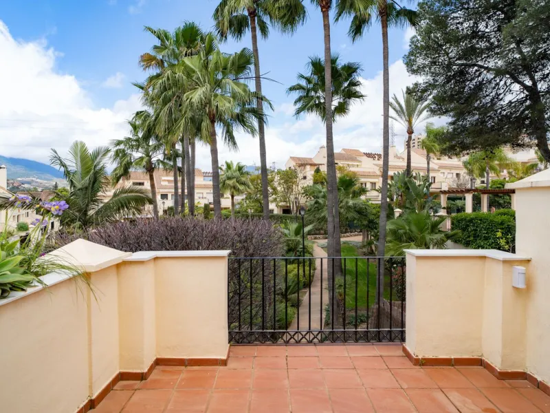 House - Semi-Detached House в продаже в Marbella, Málaga. В доме 4 спален и 4 ванных комнат. Площадь дома 300 м². Площадь участка 50 м²