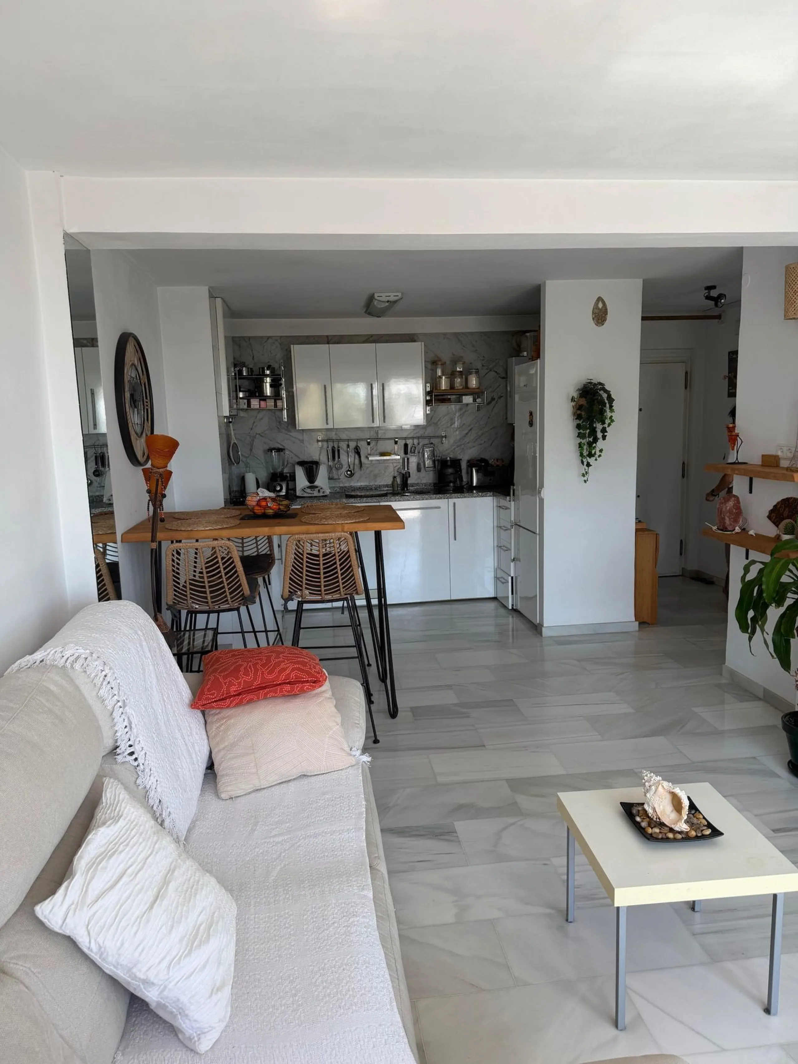 Apartment - Middle Floor Apartment в продаже в Marbella, Málaga. В доме 1 спален и 1 ванных комнат. Площадь дома 93 м²