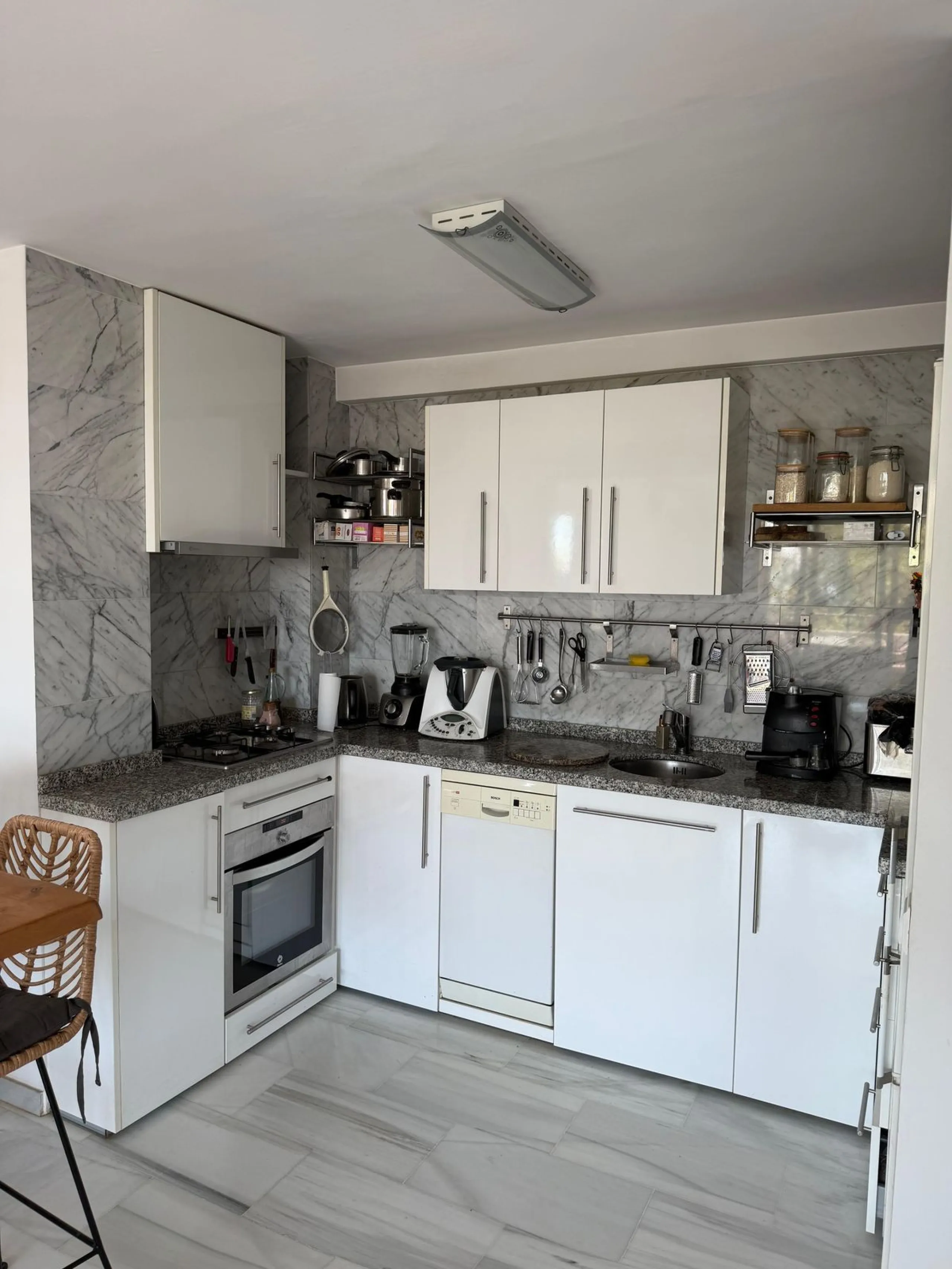 Apartment - Middle Floor Apartment в продаже в Marbella, Málaga. В доме 1 спален и 1 ванных комнат. Площадь дома 93 м²