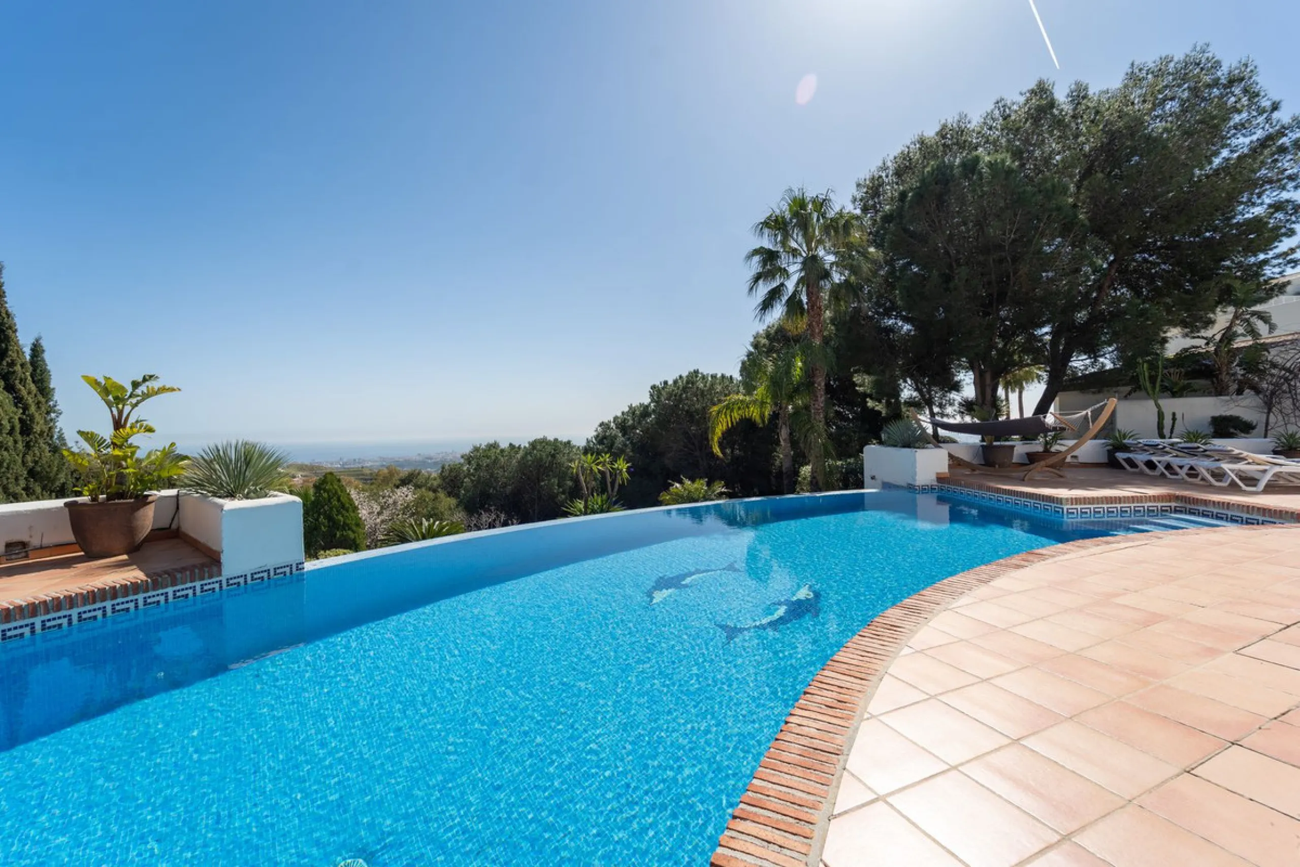 A spectacular four bedroom detached villa, located in the tranquil community of Valtocado with incredible panoramic views. Situated in a quiet cul-de-sac, the villa has recently (2025) undergone a stylish renovation with several key improvements and energ