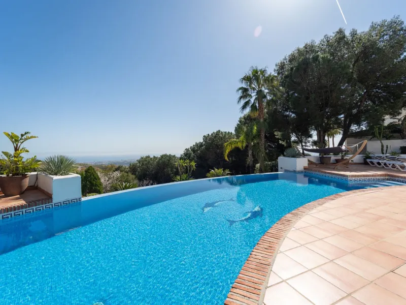 A spectacular four bedroom detached villa, located in the tranquil community of Valtocado with incredible panoramic views. Situated in a quiet cul-de-sac, the villa has recently (2025) undergone a stylish renovation with several key improvements and energ