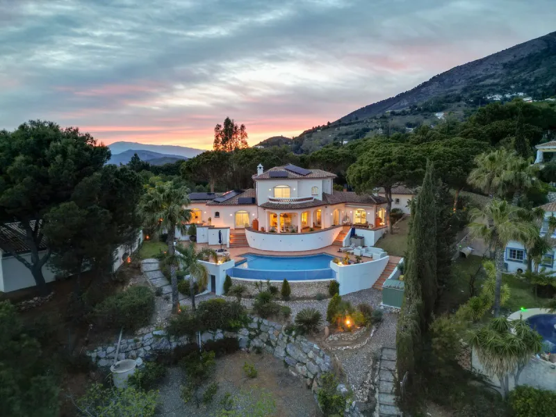 A spectacular four bedroom detached villa, located in the tranquil community of Valtocado with incredible panoramic views. Situated in a quiet cul-de-sac, the villa has recently (2025) undergone a stylish renovation with several key improvements and energ