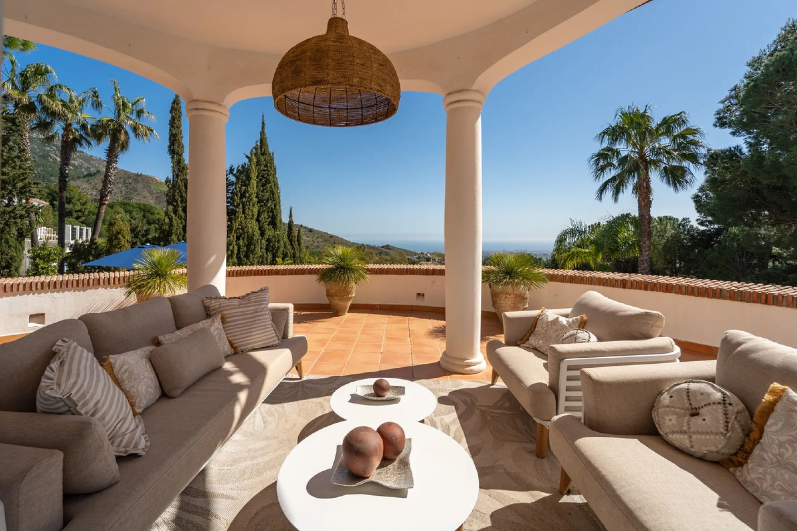 A spectacular four bedroom detached villa, located in the tranquil community of Valtocado with incredible panoramic views. Situated in a quiet cul-de-sac, the villa has recently (2025) undergone a stylish renovation with several key improvements and energ