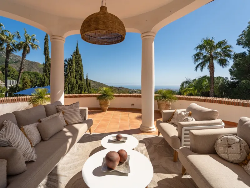 A spectacular four bedroom detached villa, located in the tranquil community of Valtocado with incredible panoramic views. Situated in a quiet cul-de-sac, the villa has recently (2025) undergone a stylish renovation with several key improvements and energ