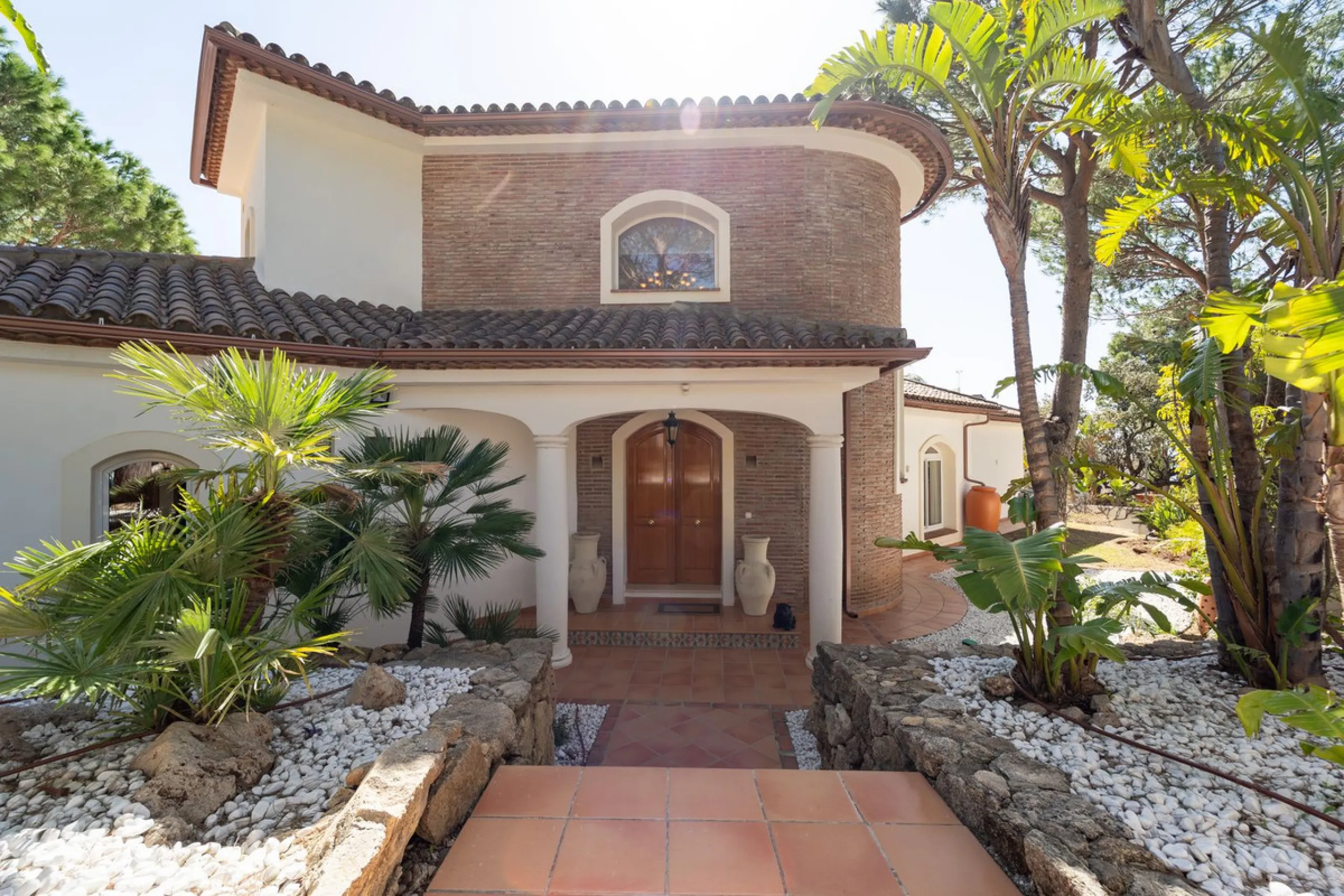 A spectacular four bedroom detached villa, located in the tranquil community of Valtocado with incredible panoramic views. Situated in a quiet cul-de-sac, the villa has recently (2025) undergone a stylish renovation with several key improvements and energ