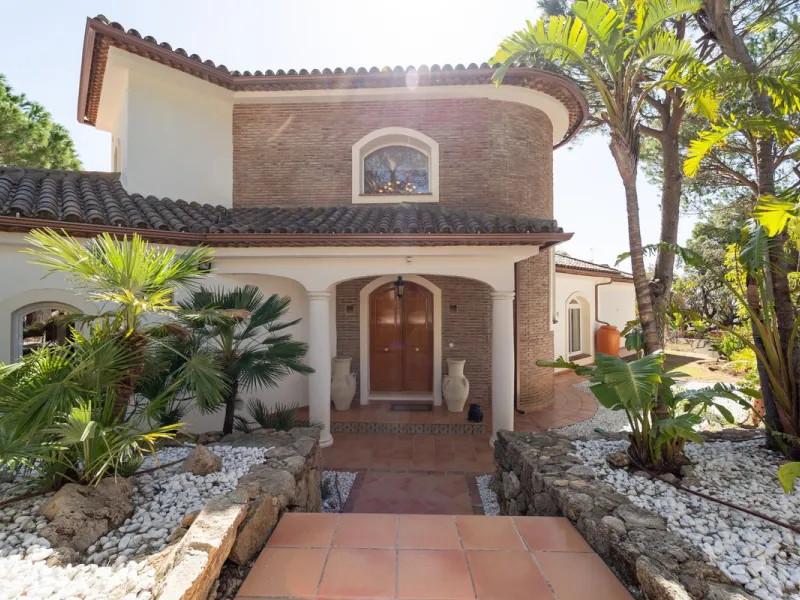A spectacular four bedroom detached villa, located in the tranquil community of Valtocado with incredible panoramic views. Situated in a quiet cul-de-sac, the villa has recently (2025) undergone a stylish renovation with several key improvements and energ