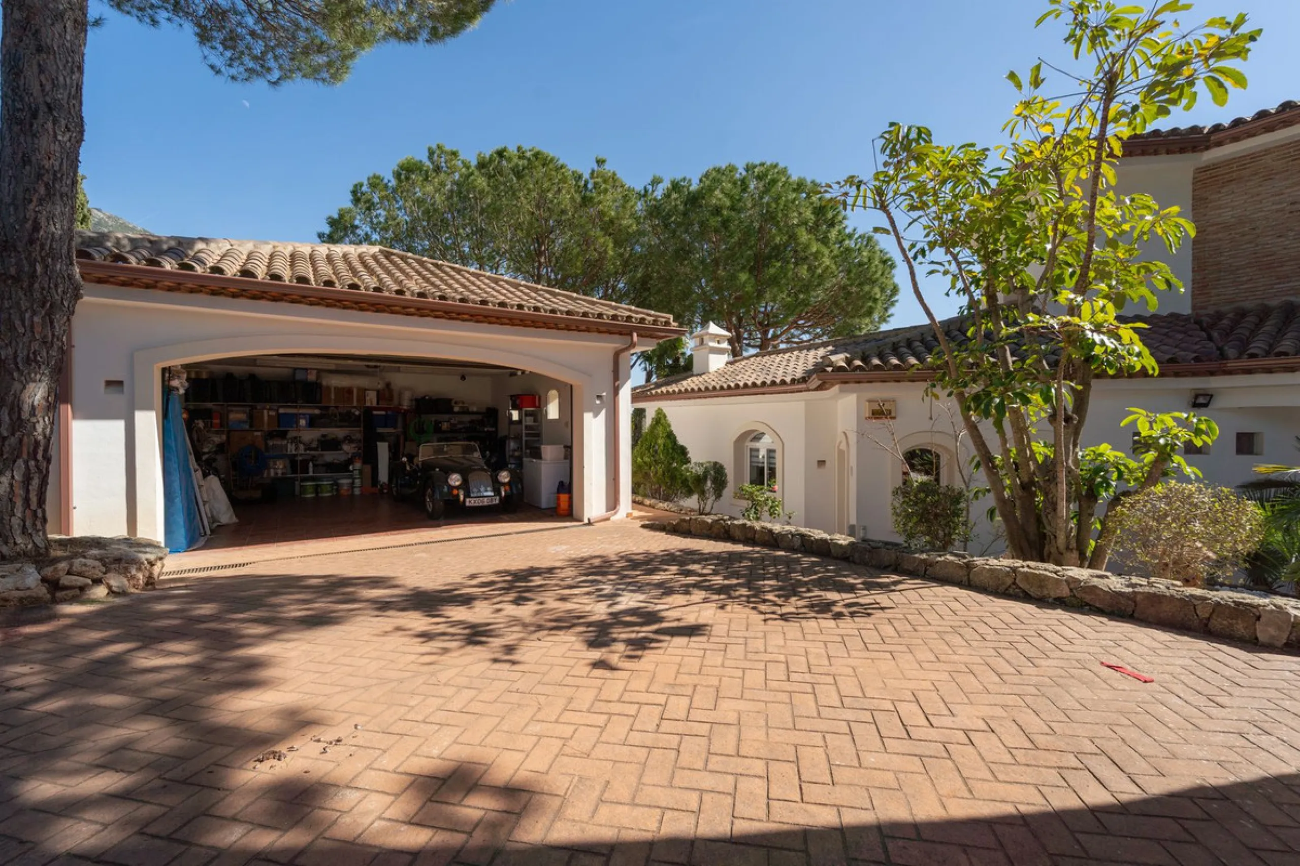 A spectacular four bedroom detached villa, located in the tranquil community of Valtocado with incredible panoramic views. Situated in a quiet cul-de-sac, the villa has recently (2025) undergone a stylish renovation with several key improvements and energ