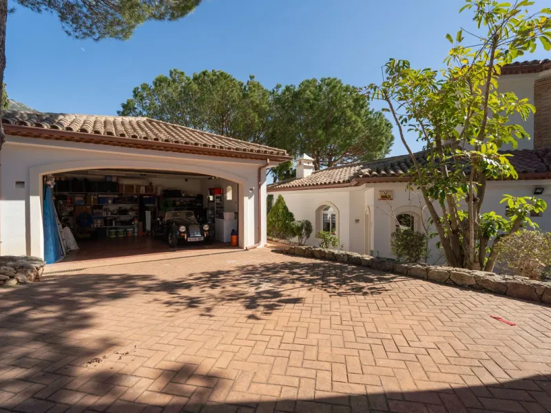 A spectacular four bedroom detached villa, located in the tranquil community of Valtocado with incredible panoramic views. Situated in a quiet cul-de-sac, the villa has recently (2025) undergone a stylish renovation with several key improvements and energ