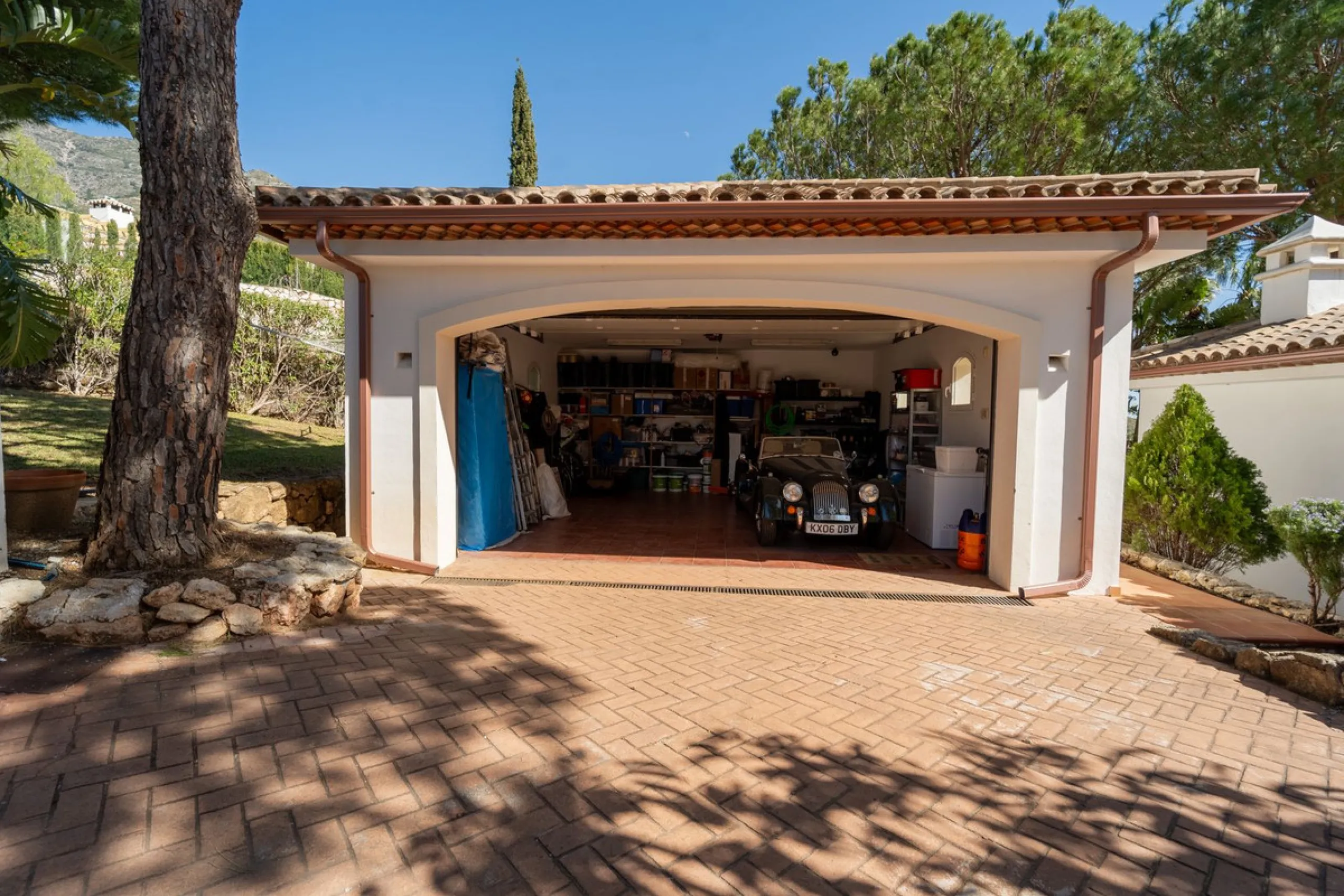 A spectacular four bedroom detached villa, located in the tranquil community of Valtocado with incredible panoramic views. Situated in a quiet cul-de-sac, the villa has recently (2025) undergone a stylish renovation with several key improvements and energ