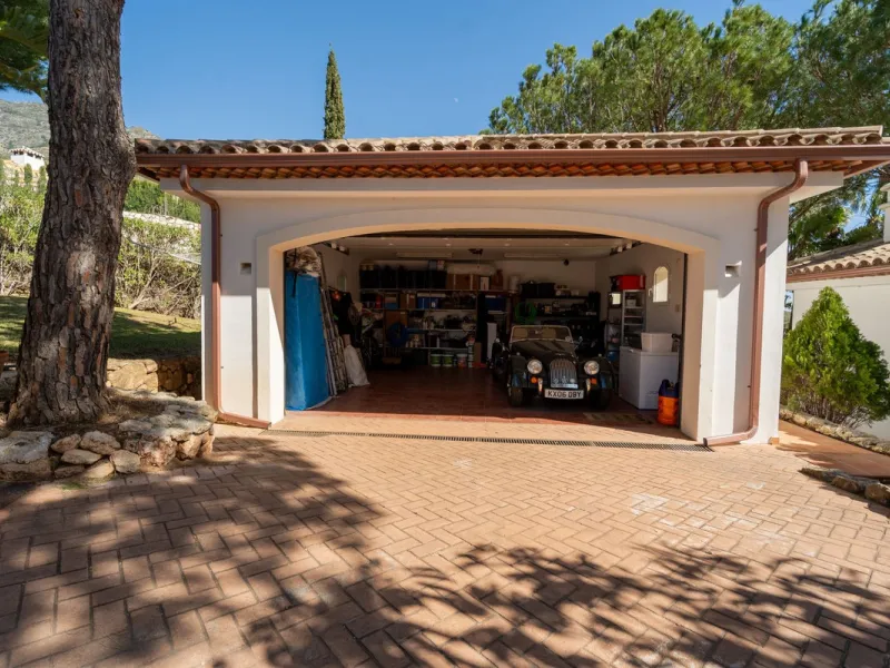A spectacular four bedroom detached villa, located in the tranquil community of Valtocado with incredible panoramic views. Situated in a quiet cul-de-sac, the villa has recently (2025) undergone a stylish renovation with several key improvements and energ