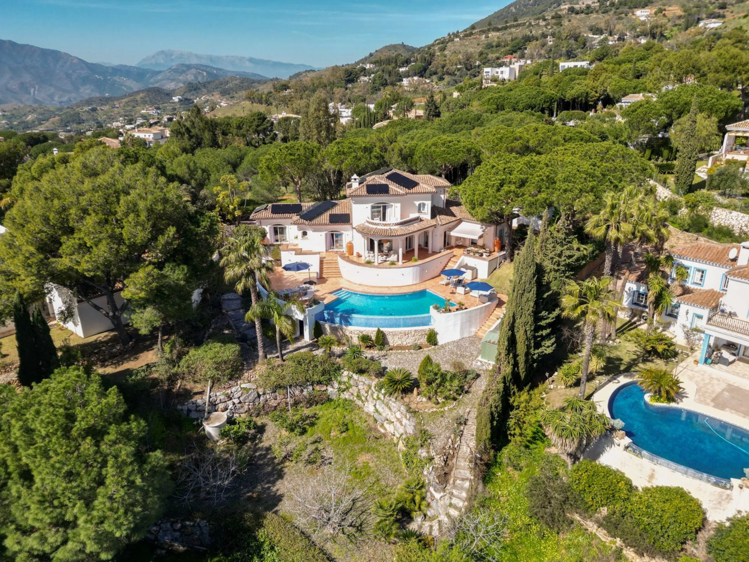 A spectacular four bedroom detached villa, located in the tranquil community of Valtocado with incredible panoramic views. Situated in a quiet cul-de-sac, the villa has recently (2025) undergone a stylish renovation with several key improvements and energ