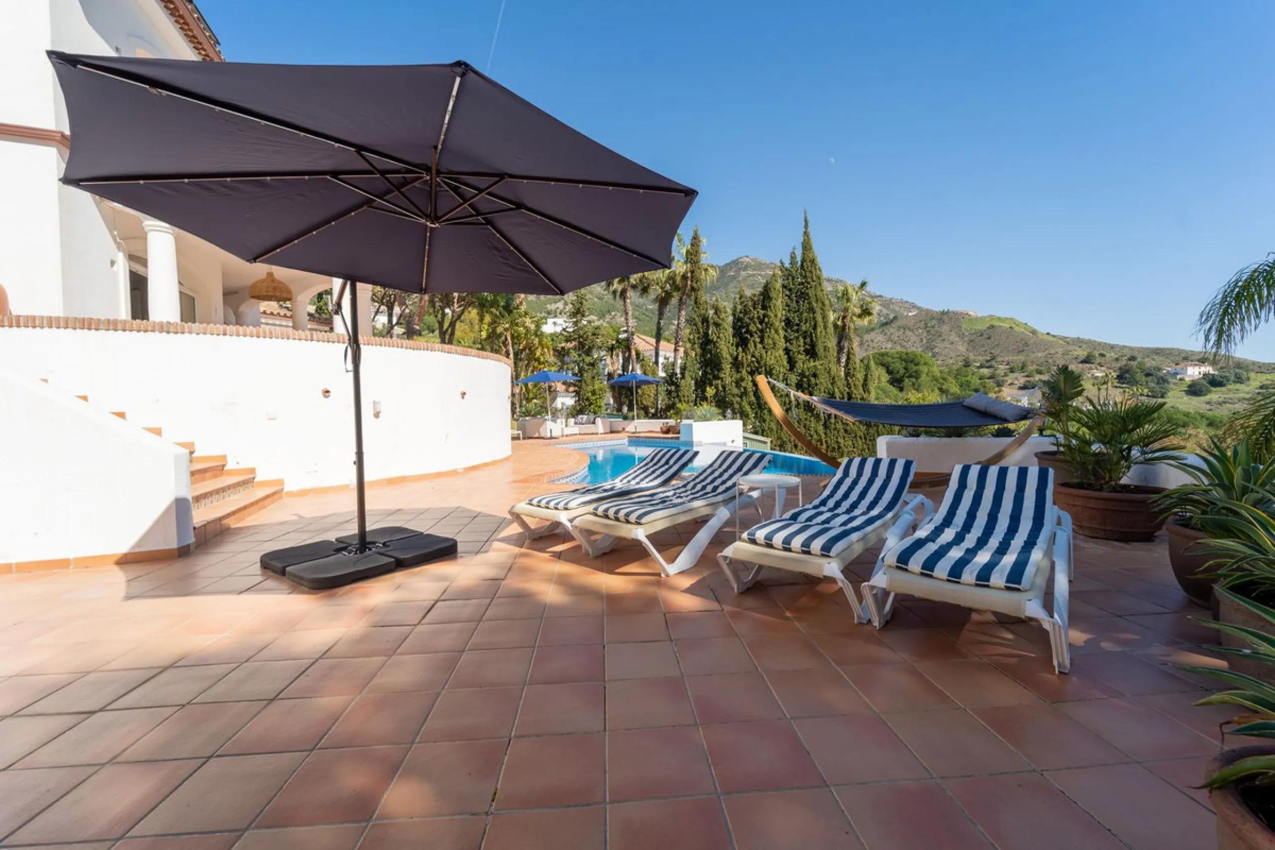 A spectacular four bedroom detached villa, located in the tranquil community of Valtocado with incredible panoramic views. Situated in a quiet cul-de-sac, the villa has recently (2025) undergone a stylish renovation with several key improvements and energ