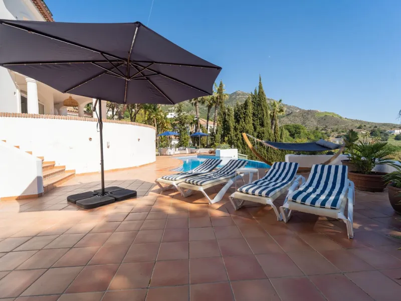 A spectacular four bedroom detached villa, located in the tranquil community of Valtocado with incredible panoramic views. Situated in a quiet cul-de-sac, the villa has recently (2025) undergone a stylish renovation with several key improvements and energ