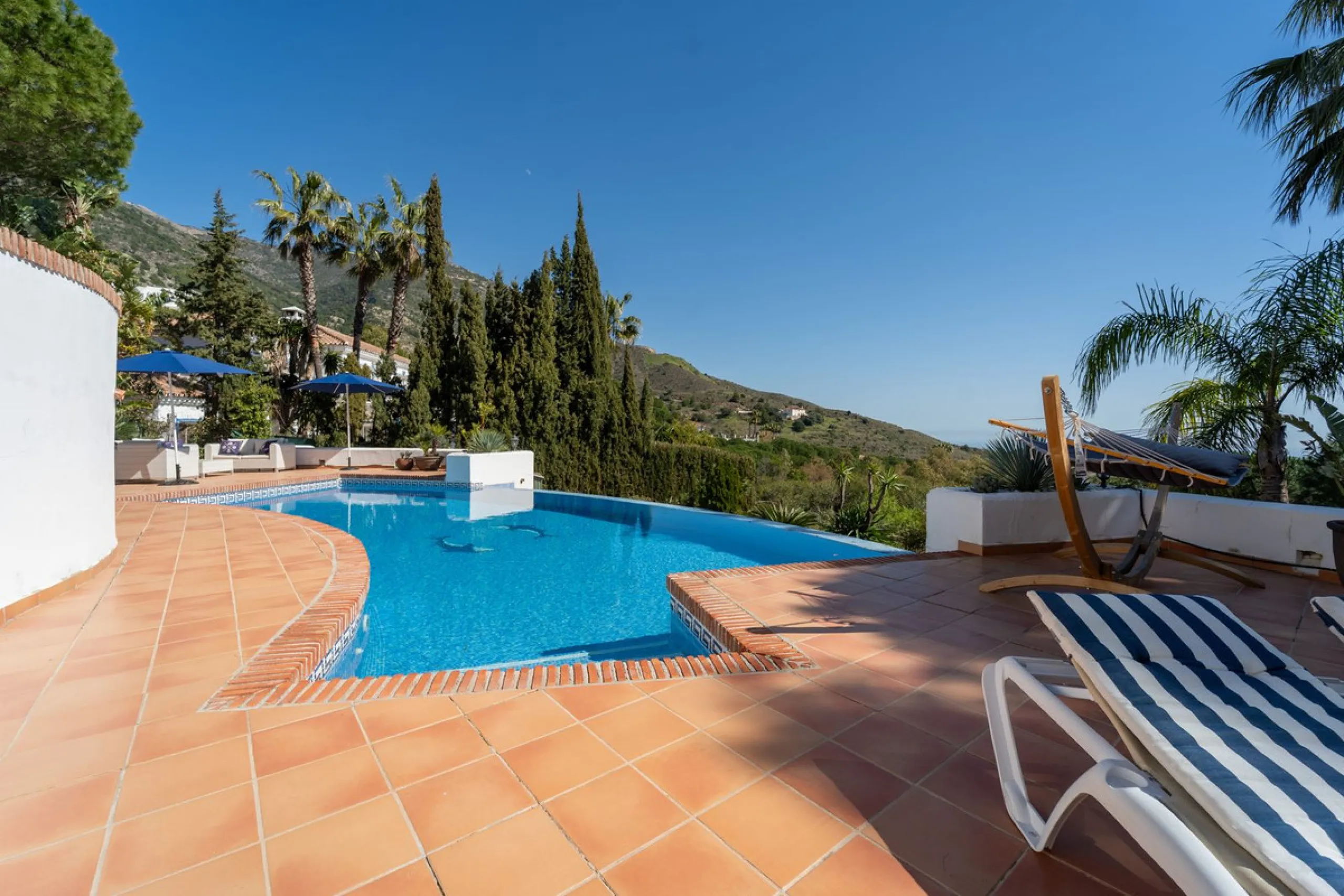 A spectacular four bedroom detached villa, located in the tranquil community of Valtocado with incredible panoramic views. Situated in a quiet cul-de-sac, the villa has recently (2025) undergone a stylish renovation with several key improvements and energ