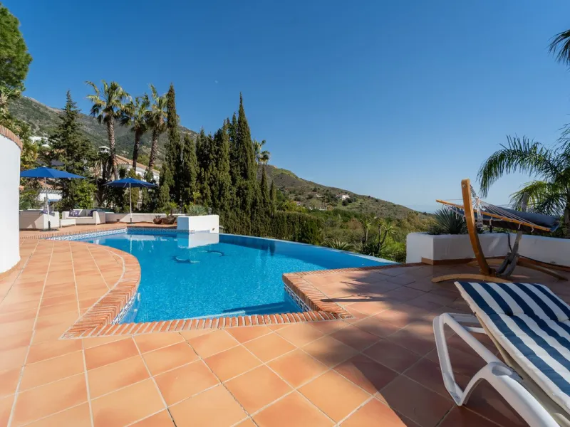A spectacular four bedroom detached villa, located in the tranquil community of Valtocado with incredible panoramic views. Situated in a quiet cul-de-sac, the villa has recently (2025) undergone a stylish renovation with several key improvements and energ