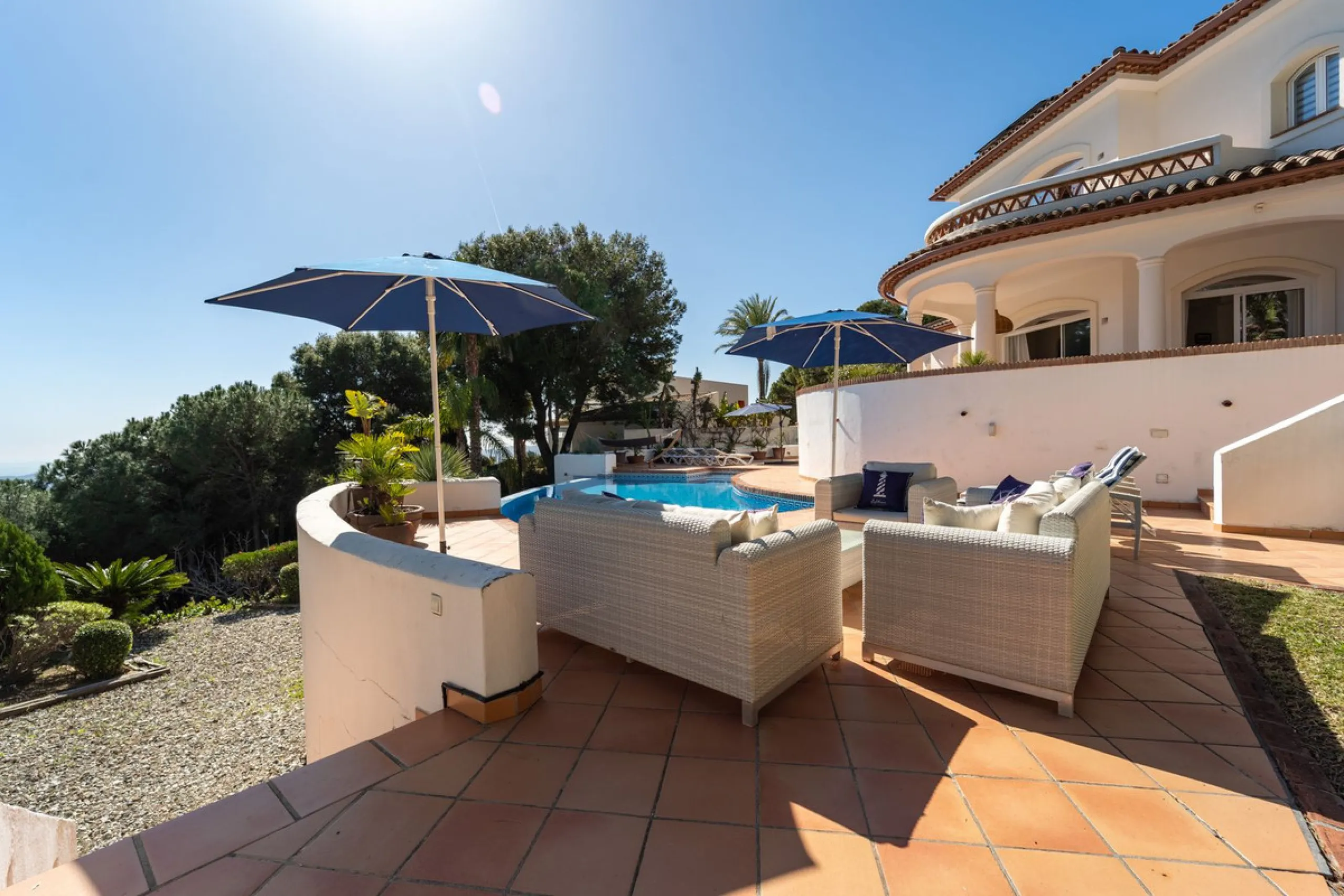 A spectacular four bedroom detached villa, located in the tranquil community of Valtocado with incredible panoramic views. Situated in a quiet cul-de-sac, the villa has recently (2025) undergone a stylish renovation with several key improvements and energ
