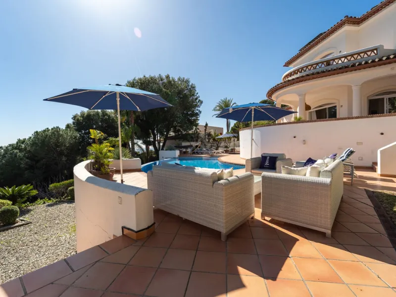 A spectacular four bedroom detached villa, located in the tranquil community of Valtocado with incredible panoramic views. Situated in a quiet cul-de-sac, the villa has recently (2025) undergone a stylish renovation with several key improvements and energ