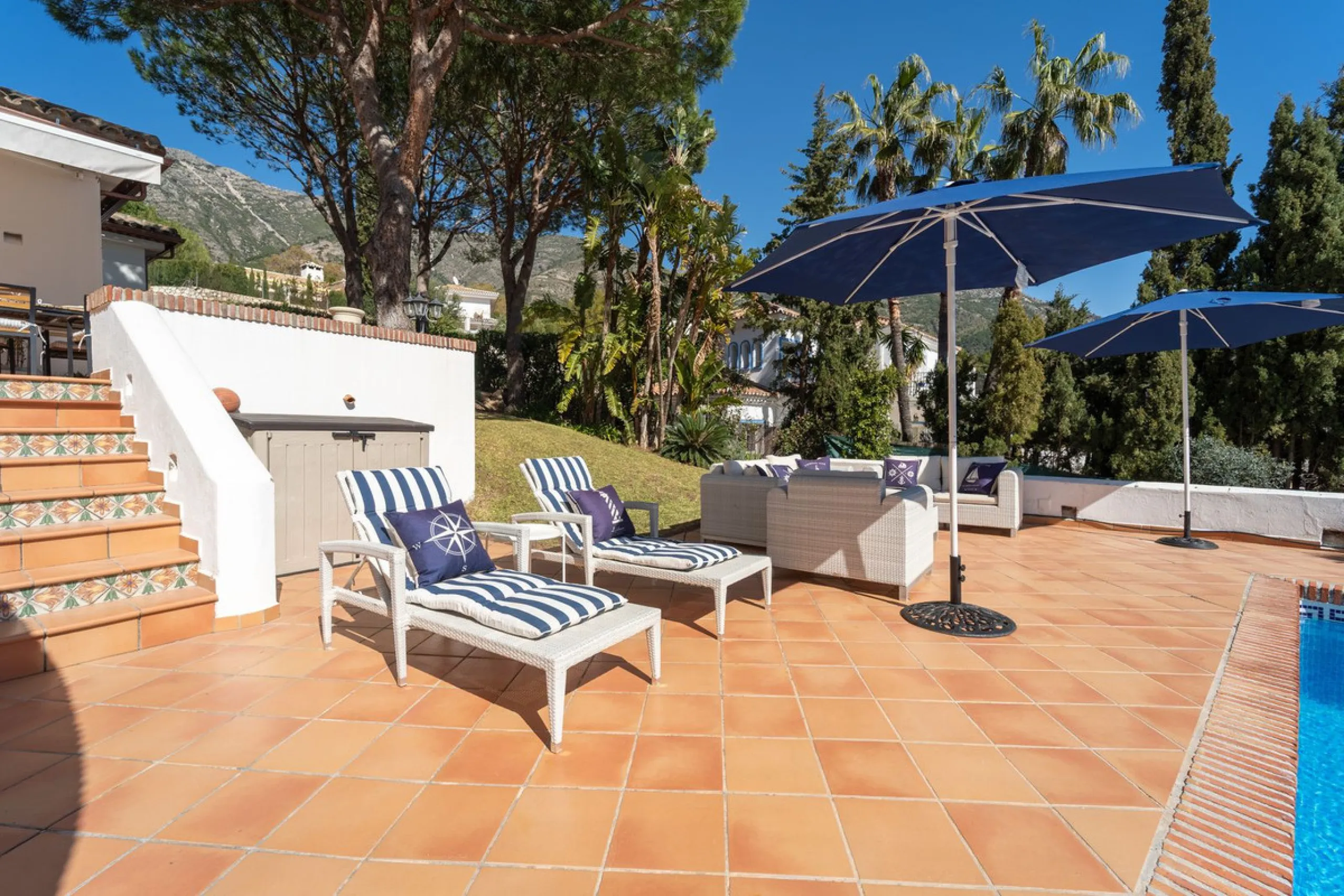 A spectacular four bedroom detached villa, located in the tranquil community of Valtocado with incredible panoramic views. Situated in a quiet cul-de-sac, the villa has recently (2025) undergone a stylish renovation with several key improvements and energ