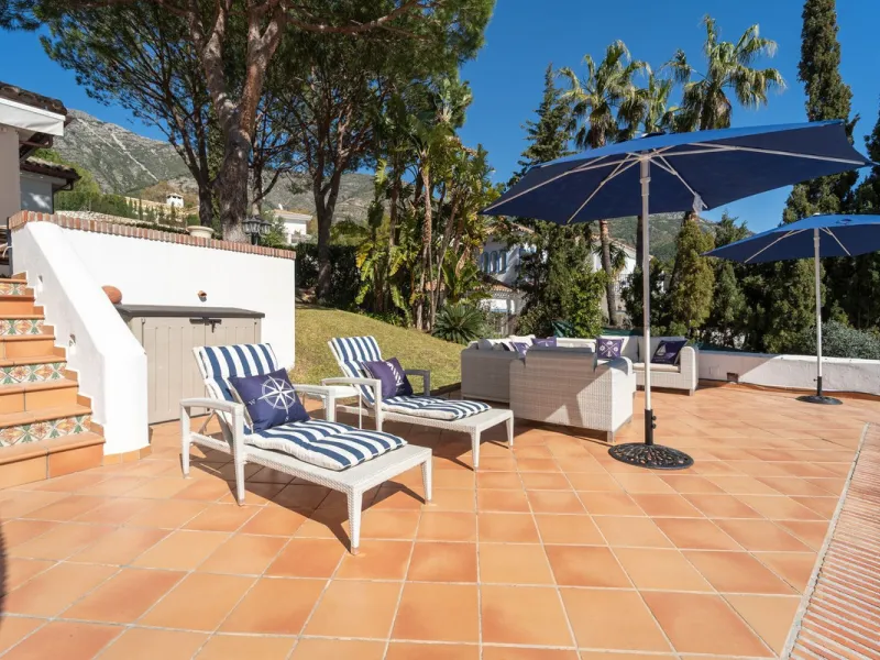 A spectacular four bedroom detached villa, located in the tranquil community of Valtocado with incredible panoramic views. Situated in a quiet cul-de-sac, the villa has recently (2025) undergone a stylish renovation with several key improvements and energ