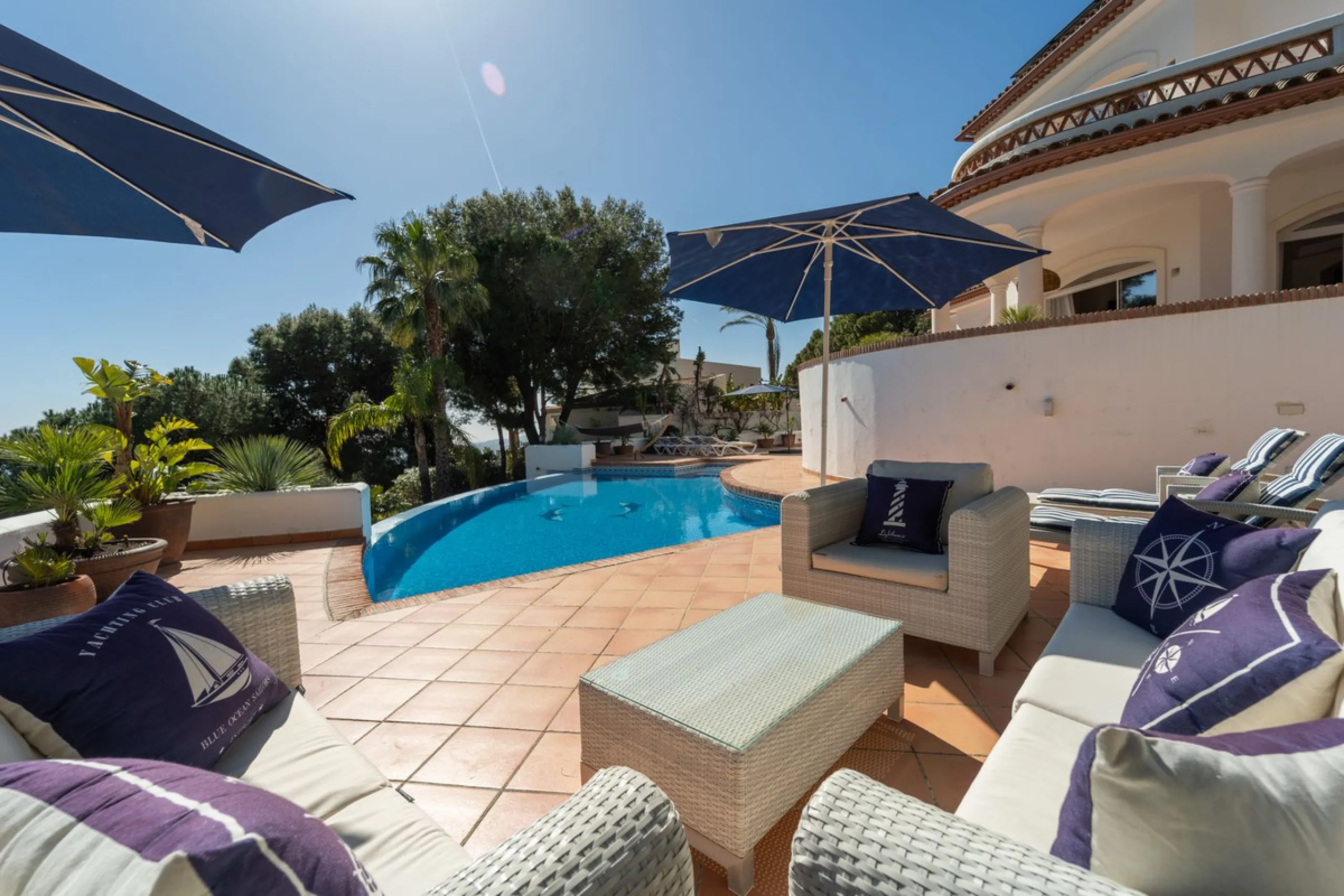 A spectacular four bedroom detached villa, located in the tranquil community of Valtocado with incredible panoramic views. Situated in a quiet cul-de-sac, the villa has recently (2025) undergone a stylish renovation with several key improvements and energ