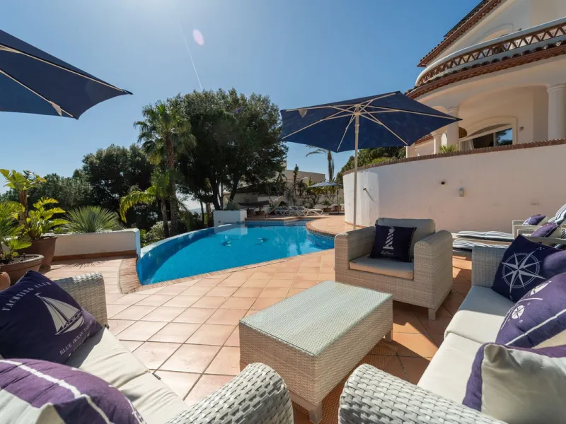 A spectacular four bedroom detached villa, located in the tranquil community of Valtocado with incredible panoramic views. Situated in a quiet cul-de-sac, the villa has recently (2025) undergone a stylish renovation with several key improvements and energ