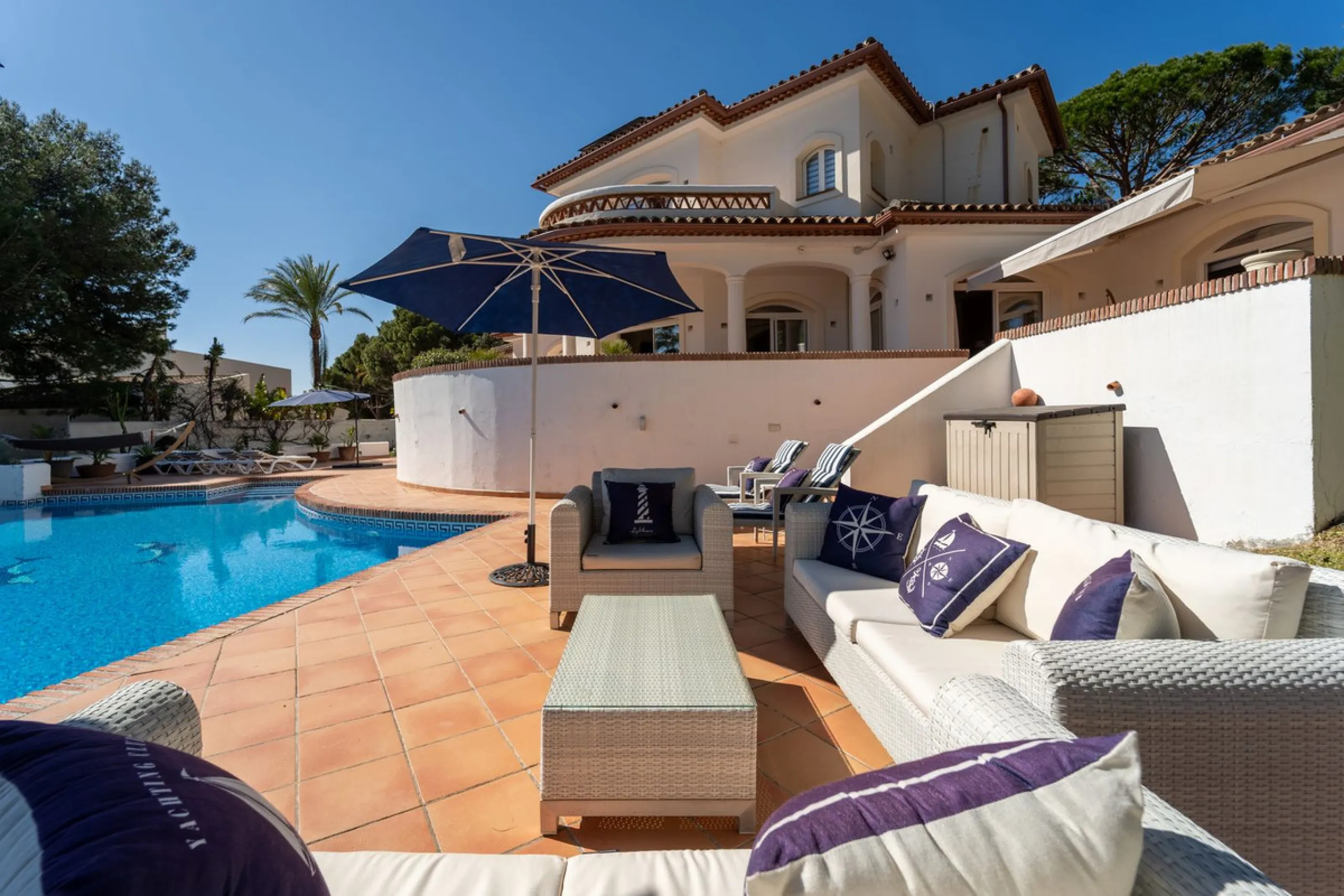 A spectacular four bedroom detached villa, located in the tranquil community of Valtocado with incredible panoramic views. Situated in a quiet cul-de-sac, the villa has recently (2025) undergone a stylish renovation with several key improvements and energ