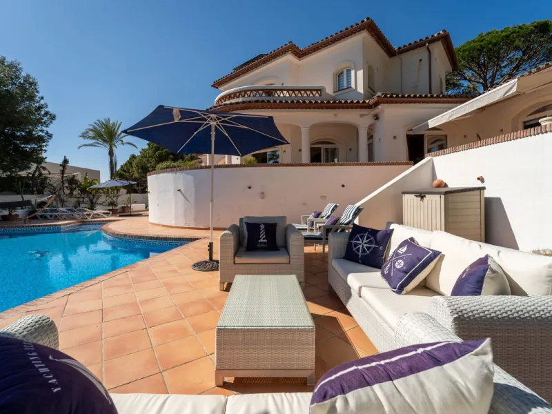 A spectacular four bedroom detached villa, located in the tranquil community of Valtocado with incredible panoramic views. Situated in a quiet cul-de-sac, the villa has recently (2025) undergone a stylish renovation with several key improvements and energ