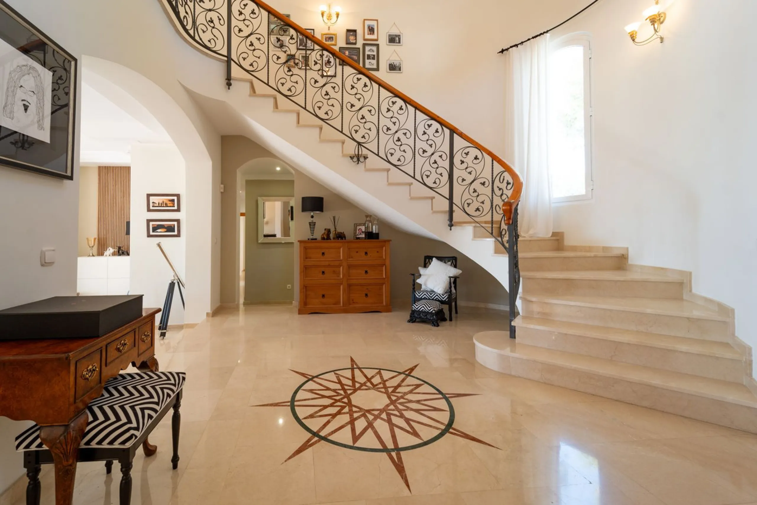 A spectacular four bedroom detached villa, located in the tranquil community of Valtocado with incredible panoramic views. Situated in a quiet cul-de-sac, the villa has recently (2025) undergone a stylish renovation with several key improvements and energ