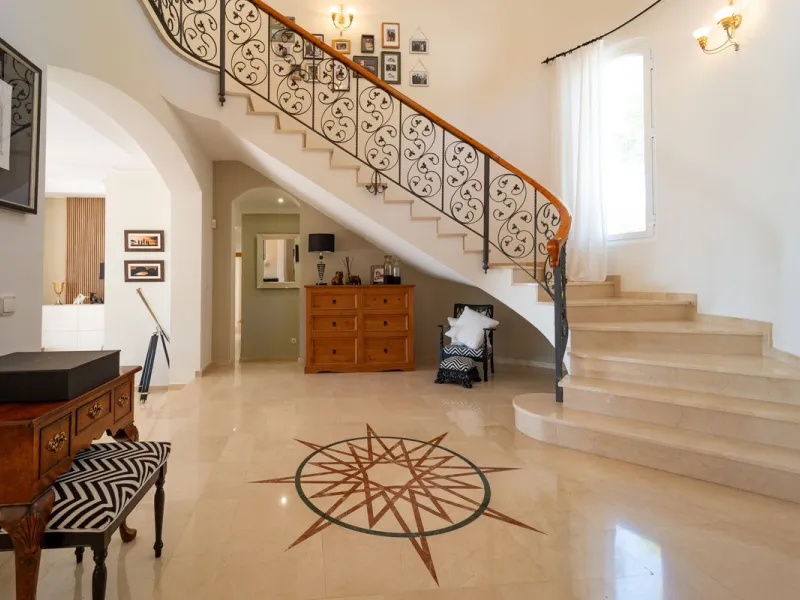A spectacular four bedroom detached villa, located in the tranquil community of Valtocado with incredible panoramic views. Situated in a quiet cul-de-sac, the villa has recently (2025) undergone a stylish renovation with several key improvements and energ