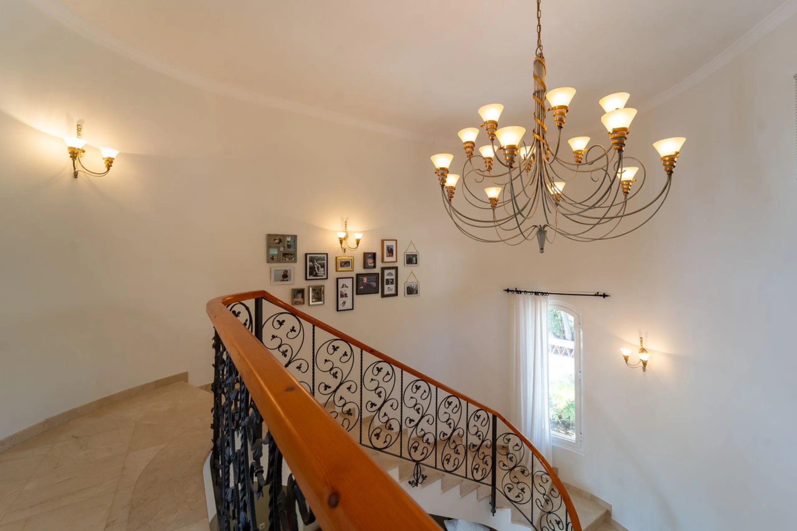 A spectacular four bedroom detached villa, located in the tranquil community of Valtocado with incredible panoramic views. Situated in a quiet cul-de-sac, the villa has recently (2025) undergone a stylish renovation with several key improvements and energ